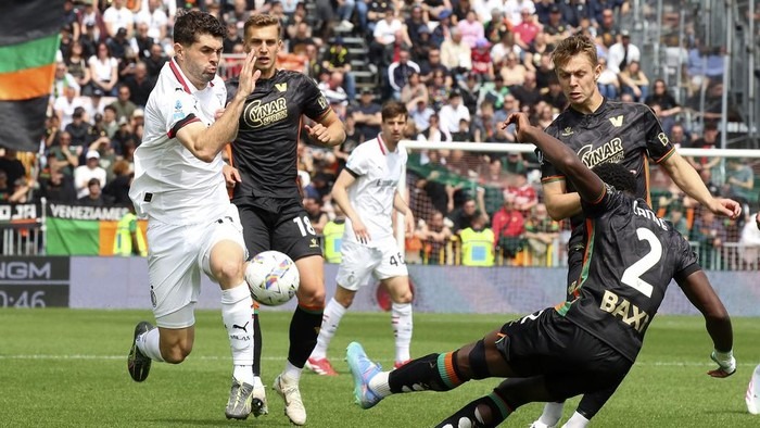 Kemenangan AC Milan Diwarnai Aksi Jewer Jay Idzes oleh Tijjani Reijnders