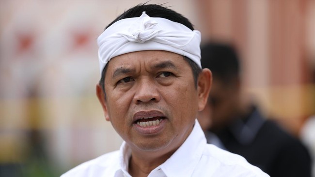 Debat Panas: Dedi Mulyadi dan Remaja Cikarang Beda Pendapat Soal Larangan Wisuda