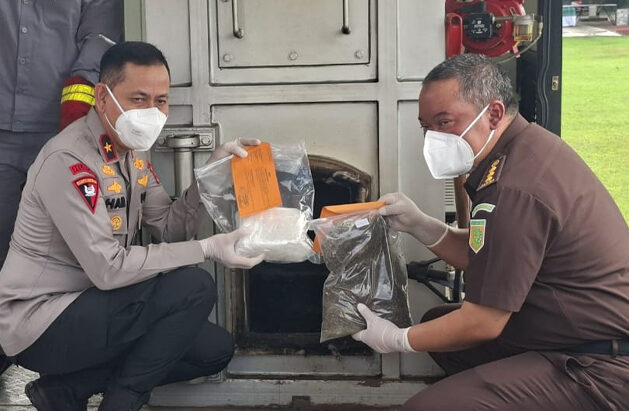 Polda NTB Musnahkan Hampir 3 Kg Sabu dan Ribuan Botol Miras, Tegaskan Komitmen Perangi Narkoba