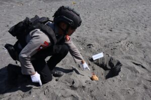 Brimob Polda NTB Musnahkan 110 Detonator Rakitan dan Handak di Pantai Skip Mataram