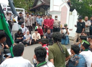 Demo HMI MPO di DPRD NTB: Soroti Harga Jagung dan Dugaan Premanisme Polisi