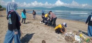 Jumat Bersih di Dompu, Polisi Bersama PT STM dan Warga Bersinergi Bersihkan Pantai