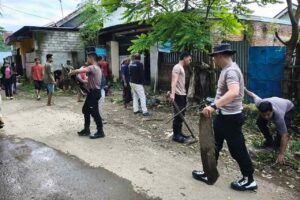 Cegah Banjir, Polisi Bersama Warga di Sekotong Gotong Royong Bersihkan Saluran Air