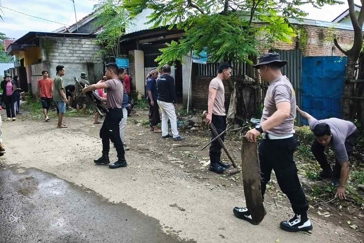 Cegah Banjir, Polisi Bersama Warga di Sekotong Gotong Royong Bersihkan Saluran Air