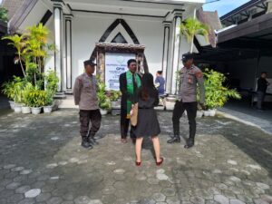 Polri Hadir Jaga Toleransi, Amankan Ibadah Minggu Umat Kristiani di Mataram