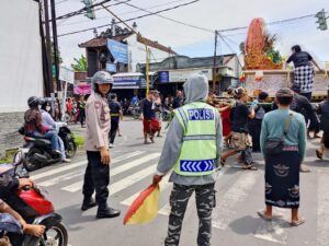 Jaga Kelancaran Tradisi Adat, Polisi Amankan Prosesi Ngaben di Mataram
