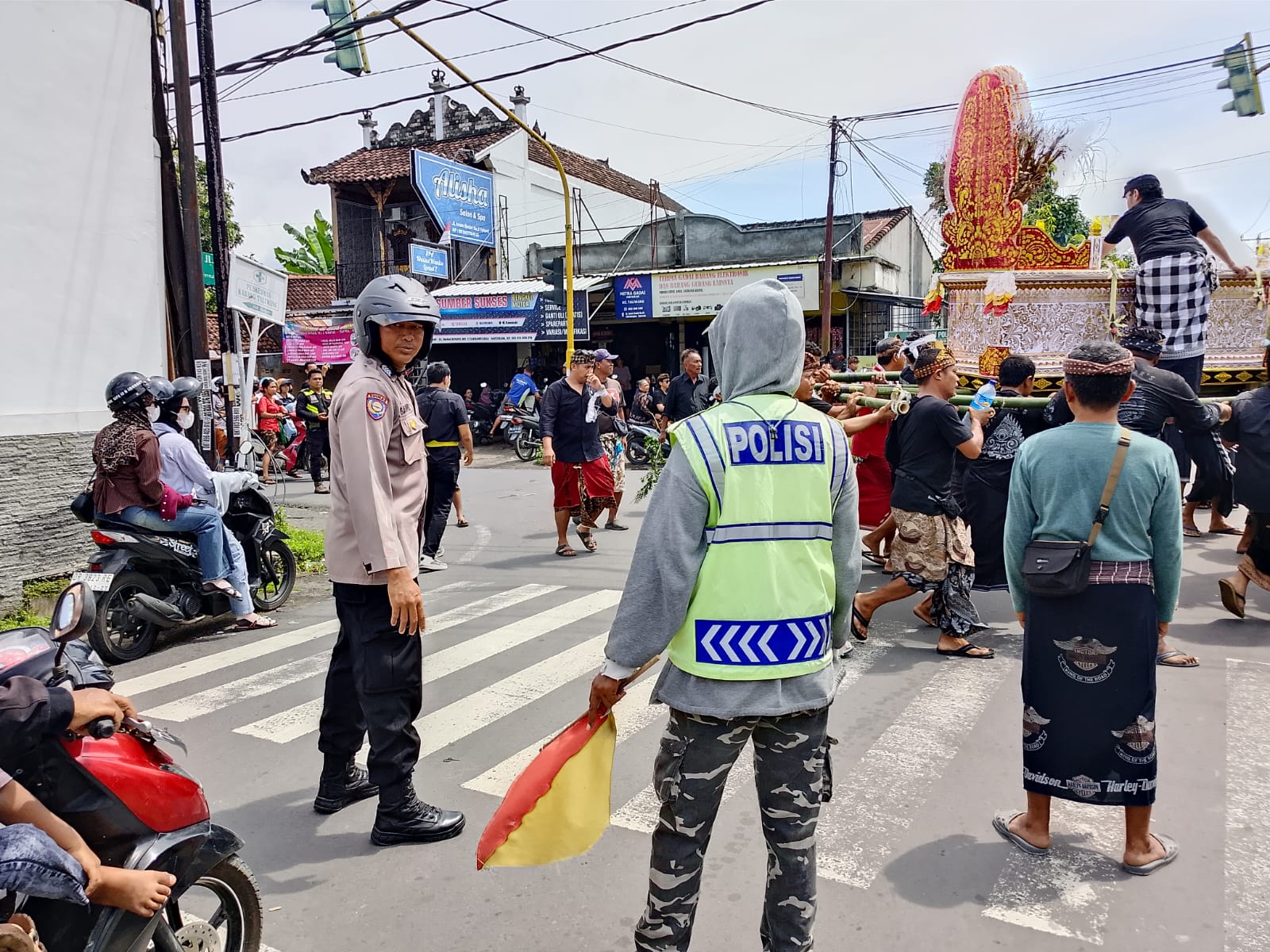 Jaga Kelancaran Tradisi Adat, Polisi Amankan Prosesi Ngaben di Mataram