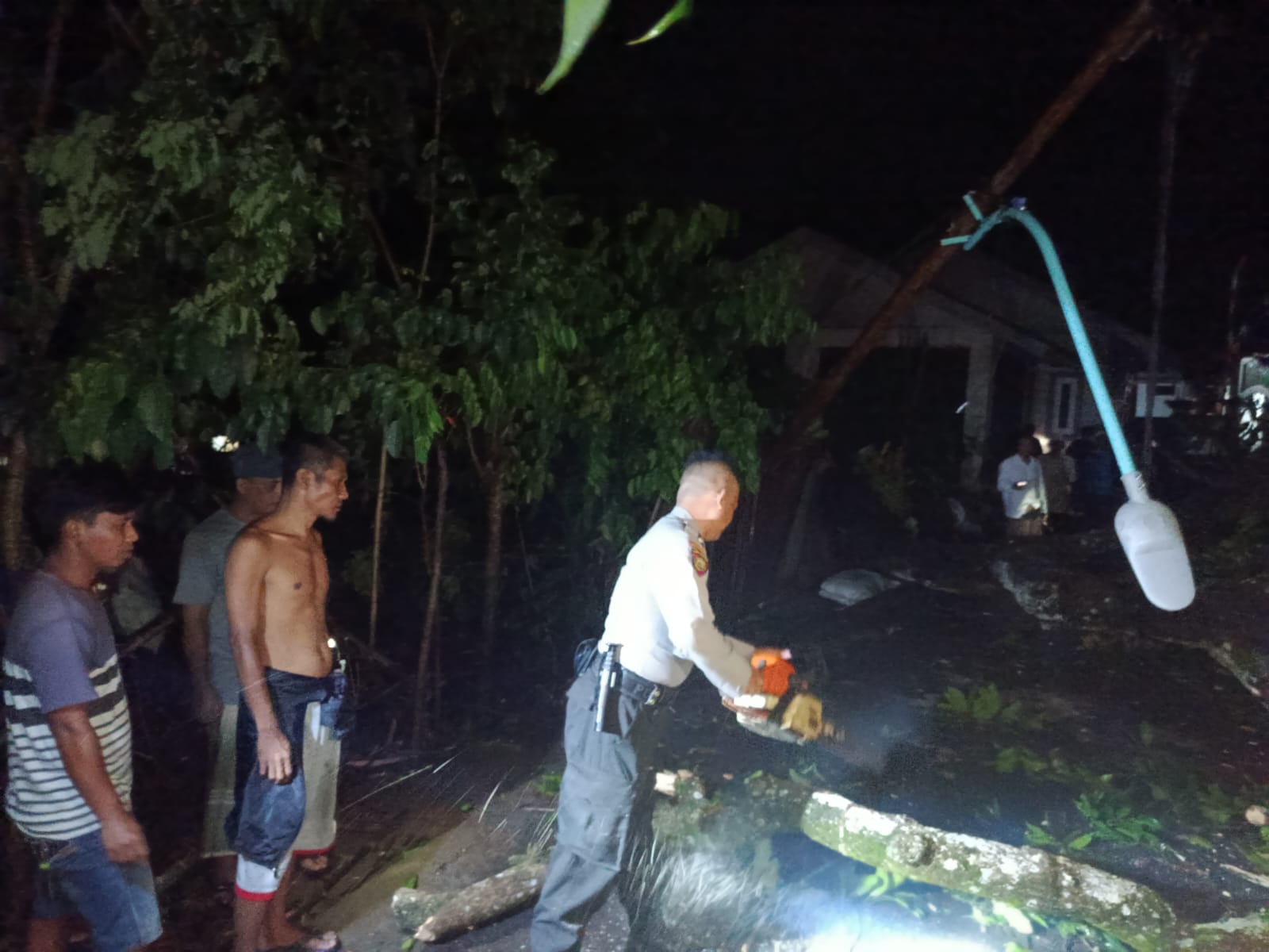 Cuaca Ekstrem Landa NTB, Polsek Gunungsari Sigap Tangani Pohon Tumbang